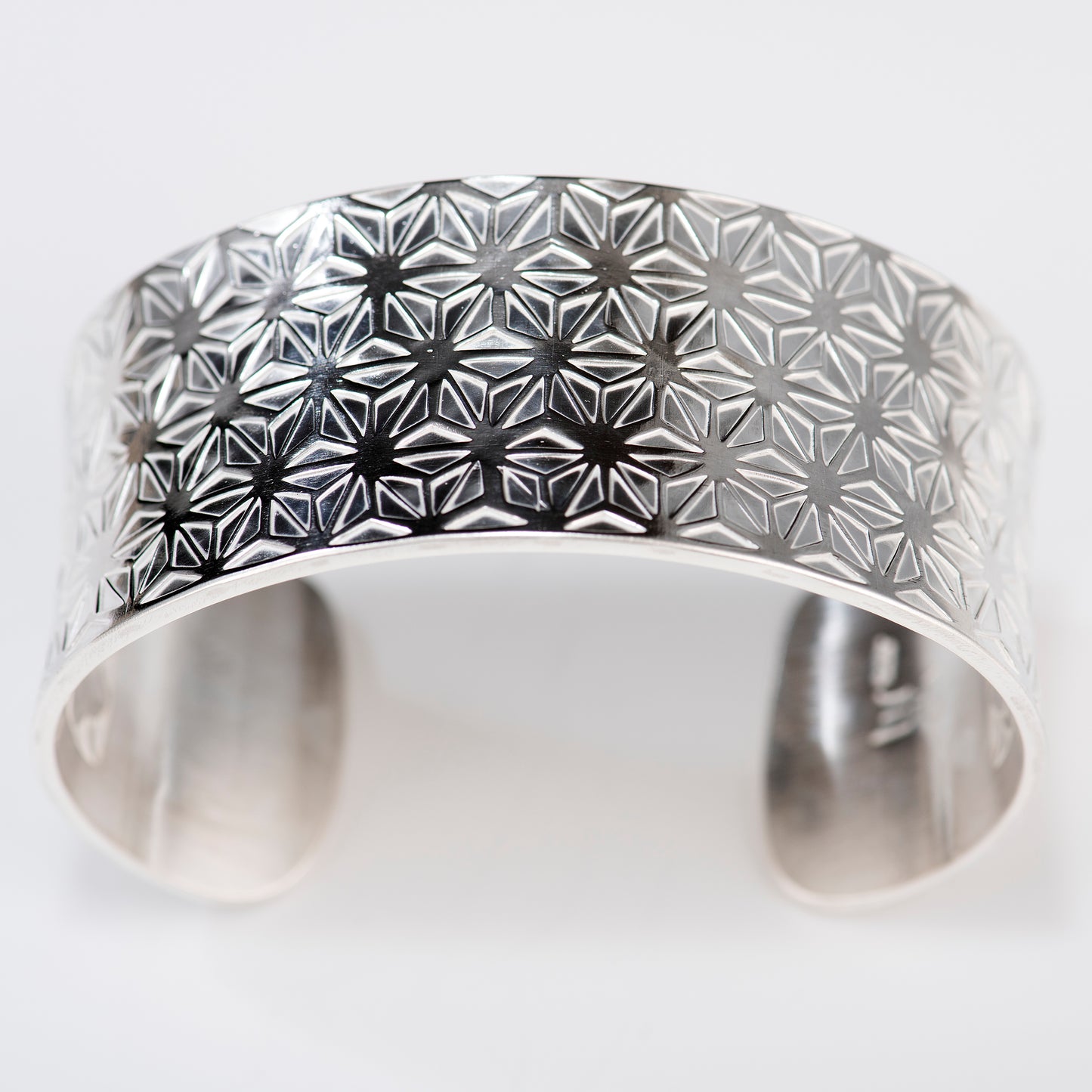 Anticlastic Mid-Wide Cuff Featuring Hand-Stamped Traditional Japanese Asanoha Pattern and Shippō Pattern on the Interior