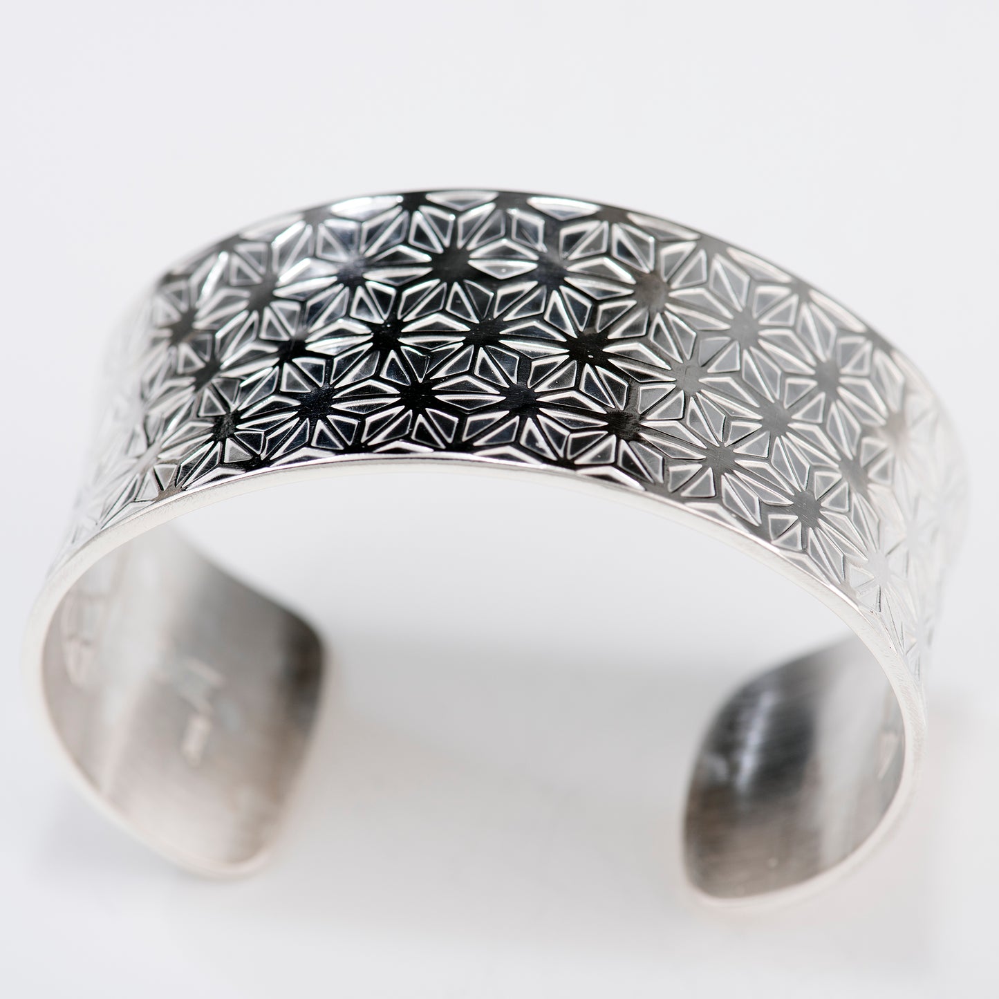 Anticlastic Mid-Wide Cuff Featuring Hand-Stamped Traditional Japanese Asanoha Pattern and Shippō Pattern on the Interior
