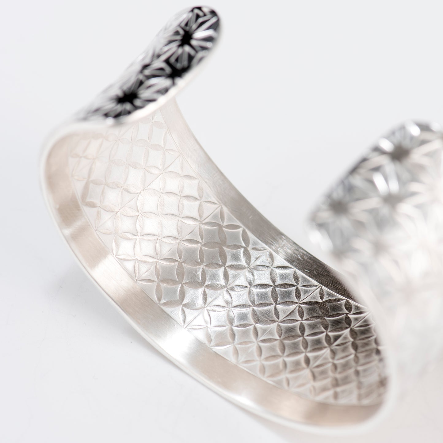 Anticlastic Mid-Wide Cuff Featuring Hand-Stamped Traditional Japanese Asanoha Pattern and Shippō Pattern on the Interior