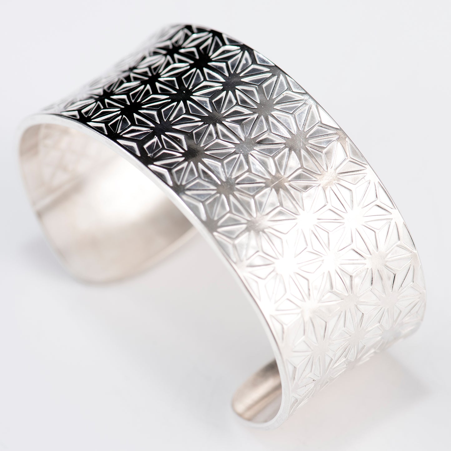 Anticlastic Mid-Wide Cuff Featuring Hand-Stamped Traditional Japanese Asanoha Pattern and Shippō Pattern on the Interior