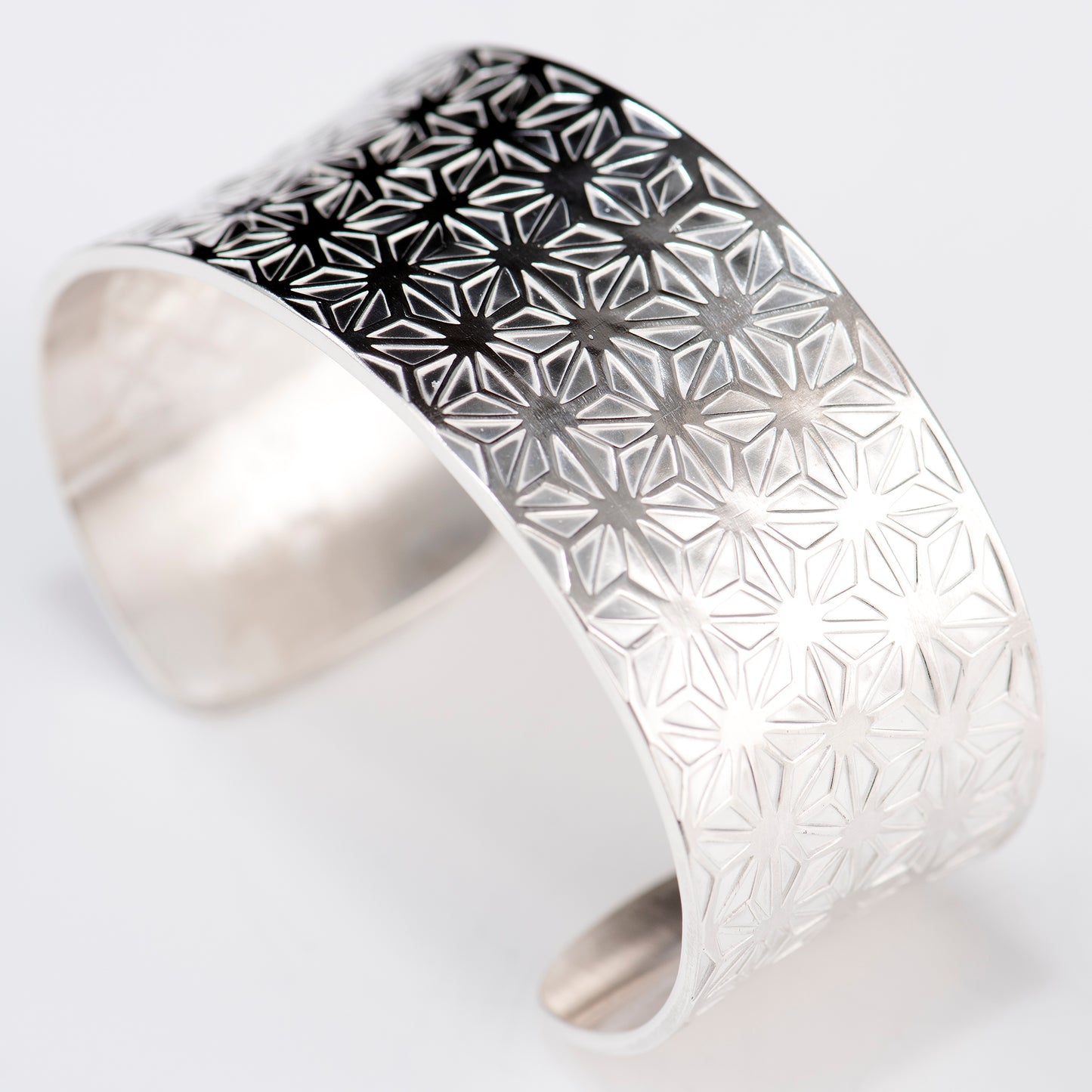 Anticlastic Mid-Wide Cuff Featuring Hand-Stamped Traditional Japanese Asanoha Pattern and Shippō Pattern on the Interior
